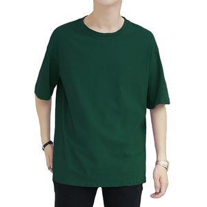 เสื้อยืดผู้ชายผ้าถักสีพื้น แขนกลาง ทรงหลวม สไตล์เกาหลี สำหรับฤดูร้อน รับปักโลโก้ตามแบบ OEM - Product Image 3