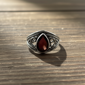 Bague de mode en pierre de grenat en forme de larme de 2,7 grammes - Product Image 3