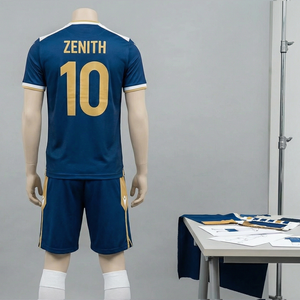 Ensemble complet de maillot de football personnalisé 2026 pour homme, sans manches, col rond, sublimation, bleu marine et or, en polyester respirant - Product Image 2