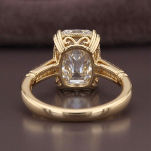 Bague de fiançailles classique pour femme en or jaune 18 carats, diamant de laboratoire taille coussin style « Old Mine » avec pierres latérales, certifiée IGI - Product Image 3