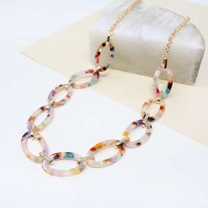 Collier en résine à maillons légers, long et artisanal, style bib ange, géométrique, pour tous les jours - Product Image 3
