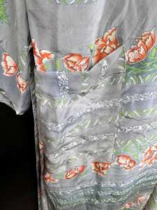 Robe kimono en soie de luxe pour femmes |   Imprimé floral fait main, col en V, taille élastique, manches courtes, longueur complète |   Printemps-Été Front - Product Image 4