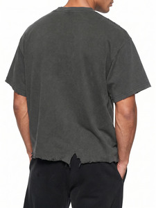 Camiseta Corta Oversize Negra con Bajo Deshilachado y Efecto Desgastado para Hombre, de Manga Corta, Cuello Redondo, Color Liso, Estilo Casual - Product Image 5