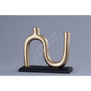 Candelabro de Metal de Lujo con Acabado Dorado, Diseño Abstracto Moderno para Mesa de Salón, Decoración de Bodas - Product Image 1