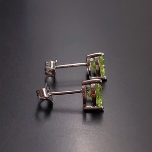 Pendientes de Corazón Geométricos de Plata de Ley con Baño de Rodio y Peridoto, Románticos y Modernos, de Rhaya Jewels, al por Mayor, para Niñas y Mujeres - Product Image 2