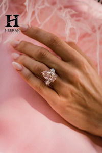 Anillo de Compromiso de Lujo con Diamante Cultivado en Laboratorio, Corte Pera, Color Rosa, Oro Rosa de 14K, Anillo de Tres Piedras con Diamantes Laterales en Forma de Pera, Anillo de Boda - Product Image 1