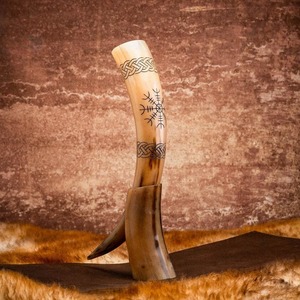 Taza de cuerno de búfalo hecha a mano de alta calidad con nudo vikingo y runas talladas, forma natural, diseño rústico, artículo de colección artístico. - Product Image 2