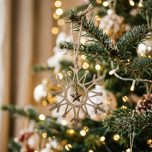 Ornement de Noël personnalisé en laiton découpé en forme de flocon de neige, pendentif étoile centrale suspendu, artisanat rustique en métal pour les fêtes - Product Image 1