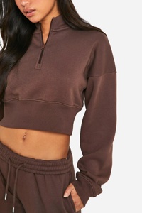 Sudadera corta de invierno para mujer, marrón, de tejido grueso y transpirable, con cremallera de un cuarto, y pantalones cargo a juego de largo completo. - Product Image 5