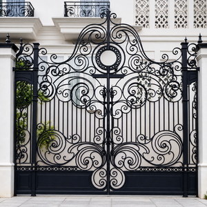 Elegante puerta doble de hierro forjado negro con intrincado medallón circular de calado y diseño de entrada de mansión lujosa - Product Image 1