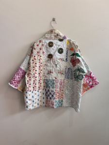 Veste courte Kantha style japonais en patchwork de soie indienne vintage matelassée - Product Image 6