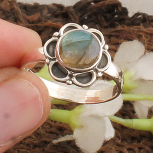 Bague en labradorite naturelle, argent sterling 925, pierre précieuse bleue effet feu, style vintage classique, artisanale, argent oxydé, pour femme, idéale pour les fêtes - Product Image 5