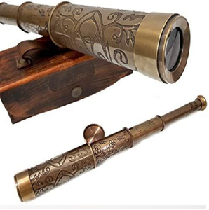 Binoculares de estilo vintage forrados en cuero con detalles en latón y adornos decorativos en oro. Disponible a precios de mayorista. - Product Image 3