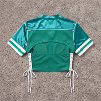 Haut court vert en maille pour femme avec découpe sur la poitrine, style sportif numéro 1, chemise à manches courtes avec patch logo personnalisé, ambiance décontractée