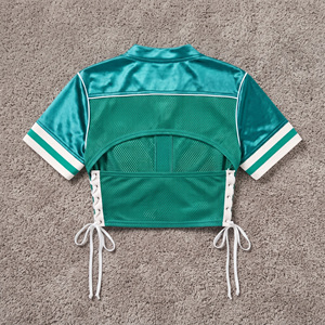 Haut court vert en maille pour femme avec découpe sur la poitrine, style sportif numéro 1, chemise à manches courtes avec patch logo personnalisé, ambiance décontractée - Product Image 4