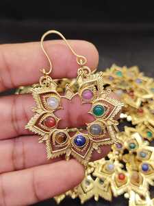 Pendientes de latón hechos a mano con piedras preciosas de los 7 chakras |   Pendientes Colgantes de Piedra Natural Chapados en Oro |   Joyería Espiritual Boho - Product Image 5