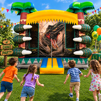 Château gonflable commercial sur le thème de la jungle avec murs en filet, palmiers et zone de jeu interactive pour enfants
