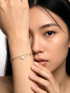 Bracelet manchette Golden Flora Tennis Whisper - JURA JEWELS, serti de fleurs géométriques, plaqué or anti-ternissement, cadeau classique pour femme - Product Image 2