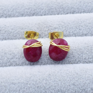 Clous ovales en rubis sertis de fils |   Boucles d'oreilles pierre de naissance de juillet |   Bijoux en cristal faits à la main - Product Image 2