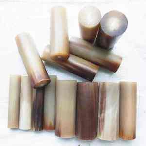 Tiges de corne de buffle rondes polies, naturelles, vierges, pour la sculpture, le tournage, la fabrication de manches de couteau, de cannes de marche, et pour usage artistique ou de collection. - Product Image 5