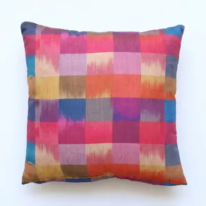 Housse de coussin carrée HILTEX légère en coton tissé motif Ikat, style vintage, hypoallergénique, fermeture enveloppante pour la maison et l'hôtel - Product Image 1