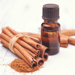 Huile d'écorce de cannelle distillée à la vapeur pour diffuseurs, assainisseurs d'air, parfums et applications cosmétiques, provenant d'un fabricant indien - Product Image 1