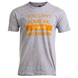เสื้อยืดแขนสั้นสีเทาสำหรับผู้ชายพิมพ์ลาย "คุณไม่สามารถทำให้ฉันกลัวได้ ฉันมีลูกสาวสามคน" ดีไซน์คอกลมแบบลำลอง - Product Image 4