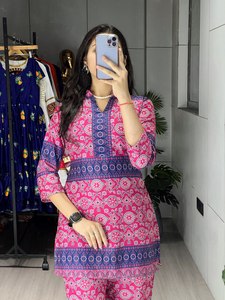 Ensemble coordonné imprimé pour femmes, design de créateurs |   Ensemble haut et bas décontracté en rayonne - Product Image 4