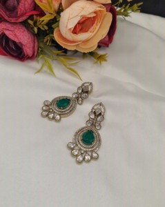 Boucles d'oreilles délicates en forme de goutte d'eau, plaquées or antique de luxe, boucles d'oreilles Kundan, boucles d'oreilles Kundan avec pierres précieuses non taillées, collections de bijoux pour femmes - Product Image 1