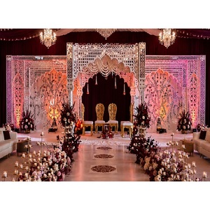 Mandap con temática de espejos en tendencia para bodas fusionales, decoración de mandap con espejos estilo Mehrab de primera calidad, conjunto de telón de fondo de escenario para bodas de alta gama - Product Image 1