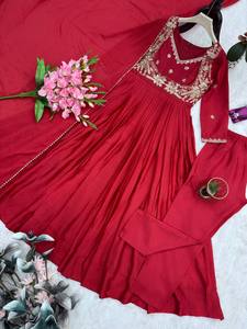 ชุดเดรสผ้าไหมชีนอนเนื้อหนา พร้อมงานปักลายและงานกระจกแท้ ชุดอานาร์กาลีเย็บสำเร็จพร้อมผ้าคลุมไหล่และกางเกงขายาว - Product Image 4