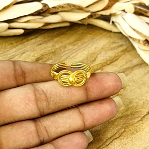 Nouvelle Bague Nœud Tendance Minimaliste en Laiton pour Hommes, Plaqué Or 18 carats, avec Perle Centrale Infini, pour Vente en Gros/OEM/ODM - Product Image 2