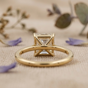 Bague de fiançailles minimaliste en or 14K 18K avec diamant solitaire taille princesse et bande fine pour femme - Product Image 5