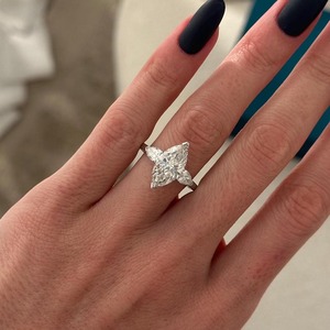Bague à trois pierres en diamant de laboratoire en forme de poire, or blanc 18 carats, certification IGI, clarté VVS, 3 carats au total, pour mariage et fiançailles - Product Image 3