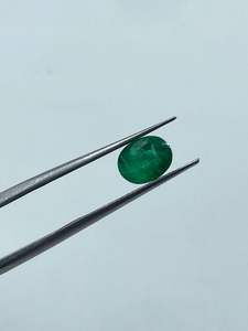 Gema de Esmeralda Natural de 1.10 Quilates, Corte Ovalado de 5.80x7.50MM, Color Verde, para Joyería - Product Image 3