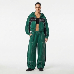 Conjunto Deportivo de Dos Piezas para Mujer: Sudadera con Capucha, Cierre y Cinturón Bordado, y Pantalones Anchos de Felpa - Product Image 1