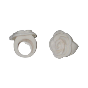 Bague fleur en résine blanche ajustement réglable grand accessoire de déclaration sculpté à la main motif rose fournisseur de bijoux de mode - Product Image 1