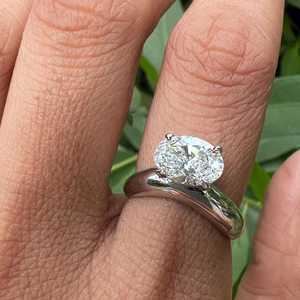 Anillos de Compromiso Personalizados con Diamantes Cultivados en Laboratorio, Corte Ovalado, Oro Sólido de 14K/18K, 1.5 Quilates, Engaste de Garras, Banda Ancha Curva de 5mm, Anillos de Novia Ondulados - Product Image 2