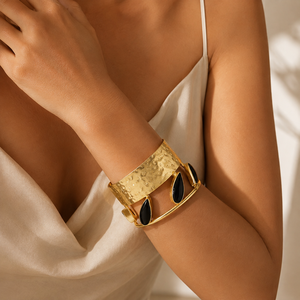 Brazalete Ancho de Ónix Negro con Incrustaciones de Turquesa, Hecho a Mano en Latón con Baño de Oro de 18k, Textura Elegante, Brazalete para Mujer Más Vendido - Product Image 3