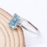 Bague en argent sterling 925 avec topaze bleue taille émeraude naturelle, sertie sur 4 griffes, Memoria Jewels, vente en gros