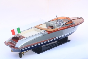 Modèle de bateau à moteur vintage classique en bois fait main avec drapeau italien, finition polie, pièce de collection à exposer - Product Image 1