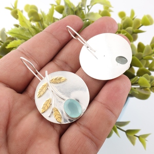 Boucles d'oreilles pendantes rondes faites à la main par un designer, avec de petits détails travaillés, en pierre de calcédoine aqua, pour femmes. - Product Image 2