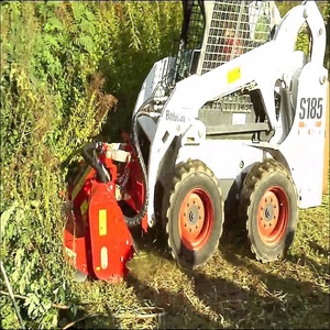 Potente trituradora forestal hidráulica Bobcat para cortar arbustos gruesos, árboles pequeños y vegetación excesiva. - Product Image 4
