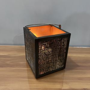 Farol de Hierro Cuadrado de Estilo Marroquí L540 de Diseño Artesanal, con Patrón Hueco Decorativo, para Velas, Ramadán, Eid, para Colgar en la Mesa del Hogar - Product Image 1