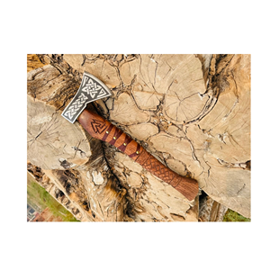 Hacha estilo vikingo con mango de madera y diseño celta para uso en supervivencia al aire libre. - Product Image 2