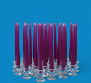 Velas cónicas moradas impregnadas a mano en paquete a granel, perfectas para pedidos al por mayor, organizadores de eventos y mayoristas. - Product Image 1