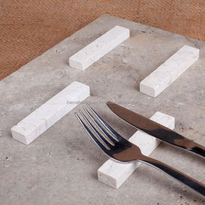 Repose-couverts en marbre en pierre naturelle pour une décoration de table élégante et un arrangement d'accessoires de cuisine élégant - Product Image 5