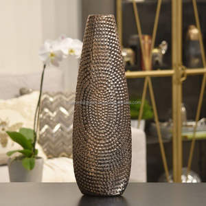 Vase à fleurs en métal unique pour la décoration de la maison et du bureau, avec une forme distinctive et une finition métallique artistique - Product Image 1