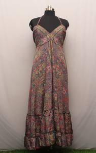 Vestido maxi bohemio de seda sari estampado a mano: Vestido veraniego con cuello en V y espalda descubierta - Product Image 3