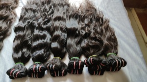 Extensions de cheveux humains bruts Remy d'Inde 28 pouces, double trame machine et cheveux en vrac, texture naturelle soyeuse ondulée, cheveux de donneur unique - Product Image 6